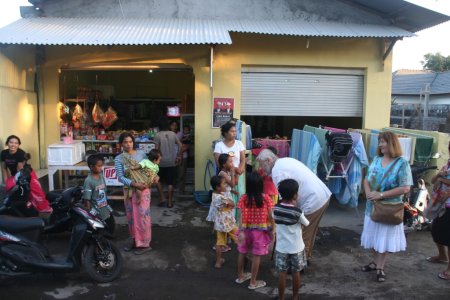 Een winkeltje en wasserij bij de kampong